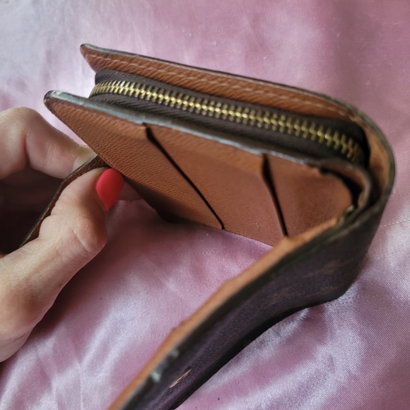 LV Wallet (AUTHENTIC) - Picture 14 of 16